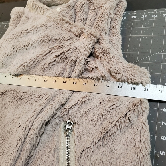 Dylan by True Grit Vest Size Medium Faux Fur Cross Over Beige Soft Sleeveless - Picture 10 of 11